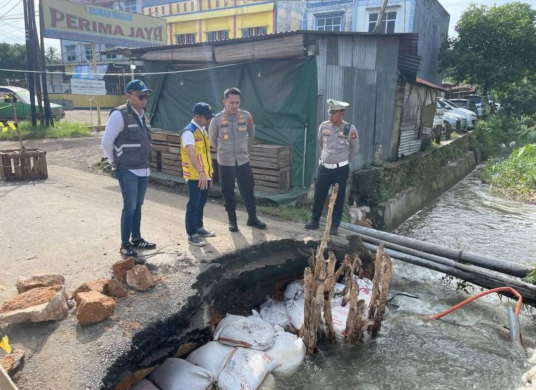 Kondisi jalan amblas di KM 13 Jalintim Betung. (Dok. Polres Banyuasin)