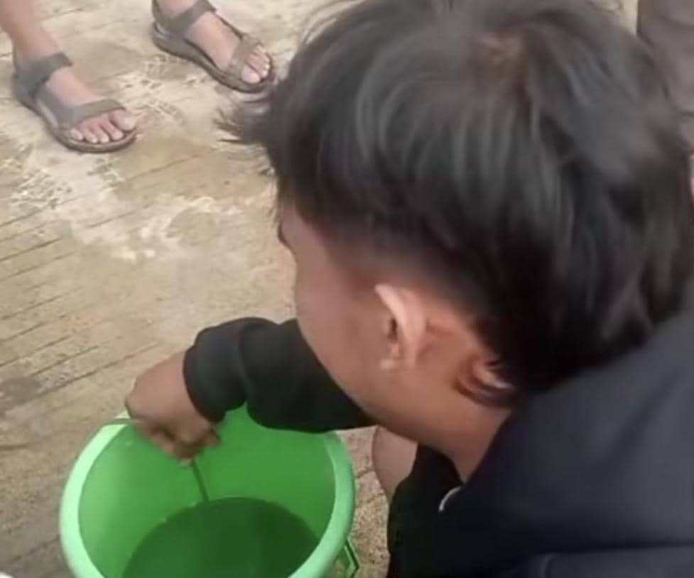 Konsumen Pertamina mengeluarkan BBM Jenis Pertamax yang diduga tercampur air hujan (Facebook: Sumsel Viral)