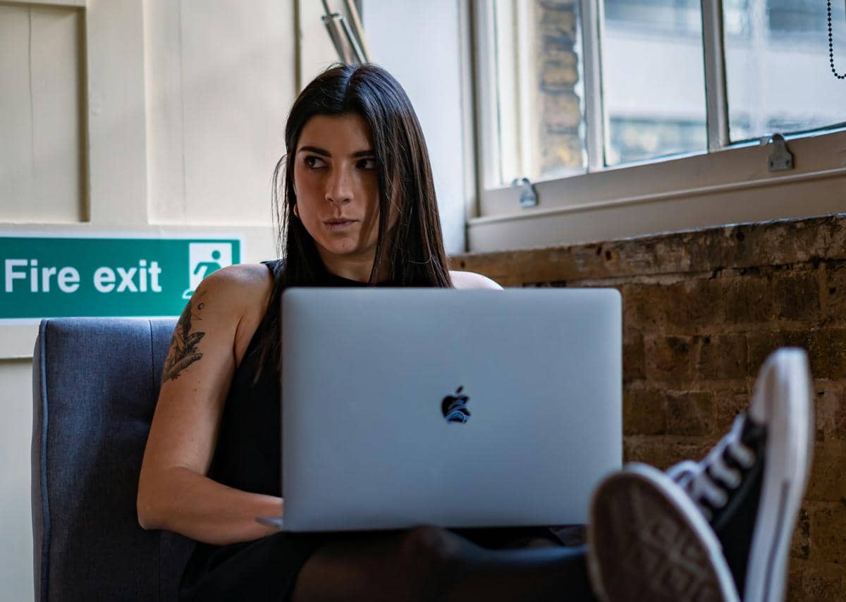 Ilustrasi bekerja (unsplash.com/Photo by Luca Nicoletti)