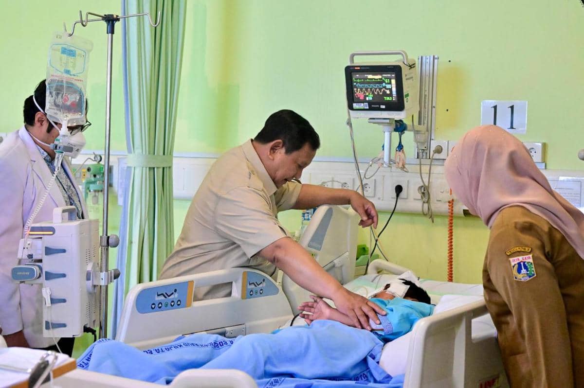Presiden Prabowo Subianto menjenguk korban yang ditabrak mobil pembawa makan bergizi gratis (MBG), di RSUD Koja, Jakarta Utara, pada Selasa (16/12/2025) (dok. Sekretariat Presiden)