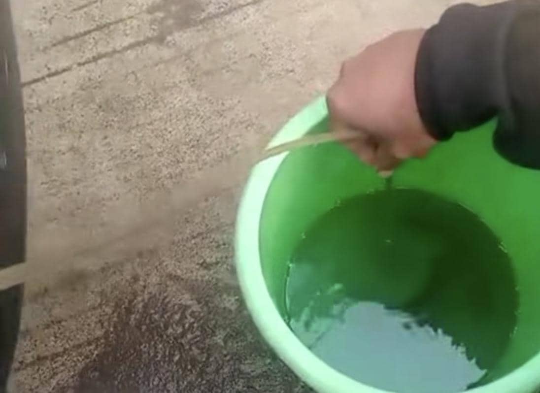 Konsumen Pertamina mengeluarkan BBM Jenis Pertamax yang diduga tercampur air hujan (Facebook: Sumsel Viral)