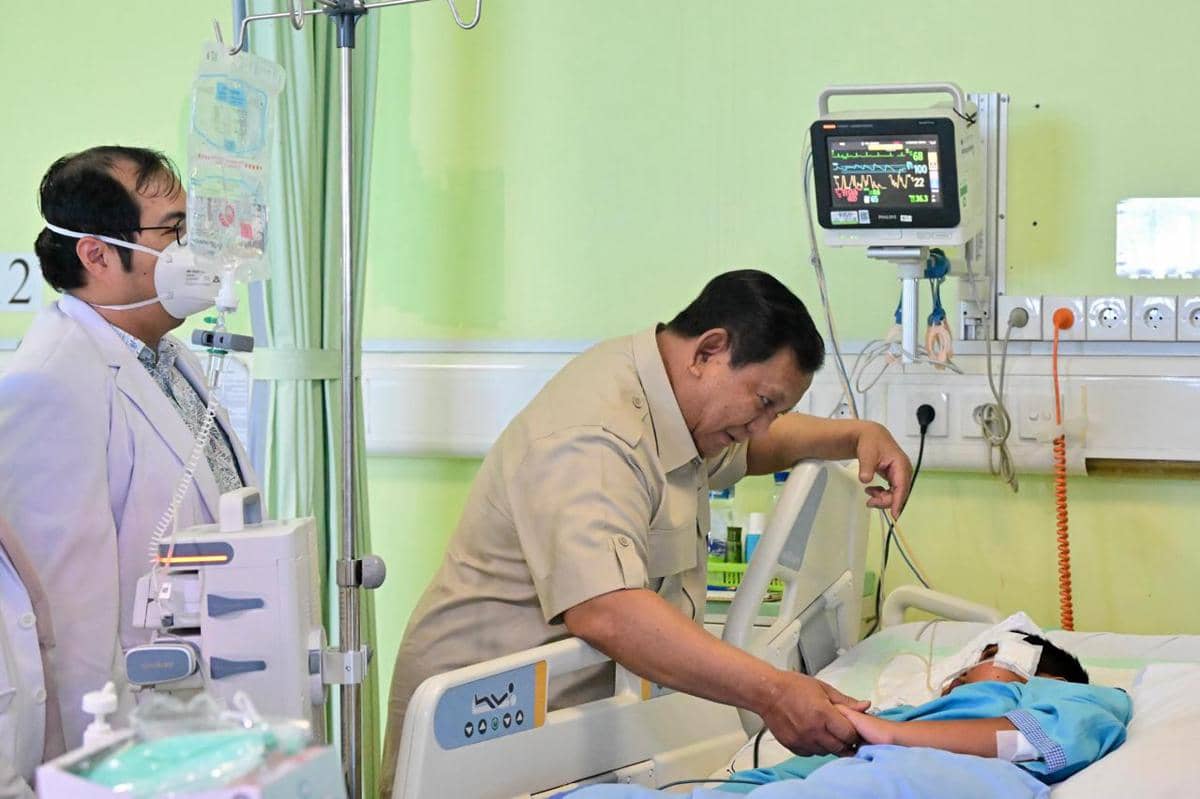 Presiden Prabowo Subianto menjenguk korban yang ditabrak mobil pembawa makan bergizi gratis (MBG), di RSUD Koja, Jakarta Utara, pada Selasa (16/12/2025) (dok. Sekretariat Presiden)