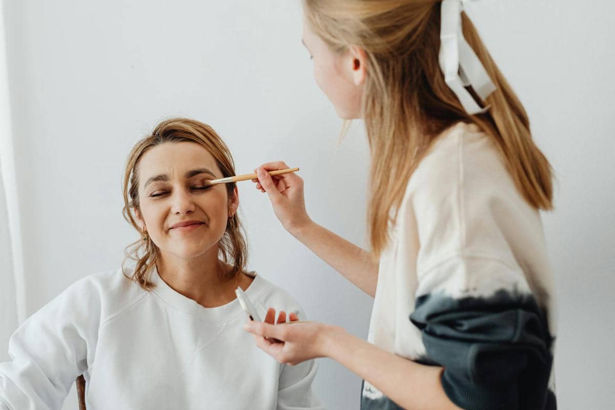 ilustrasi memakai makeup