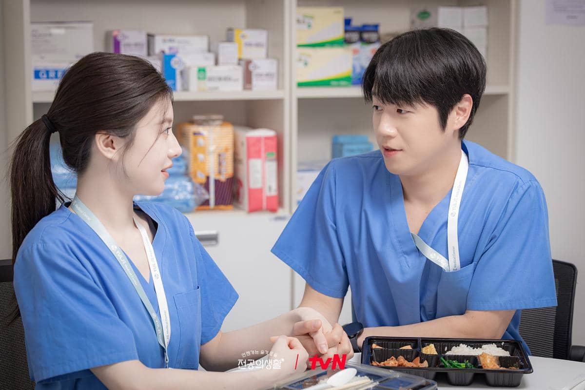 cuplikan drama Resident Playbook