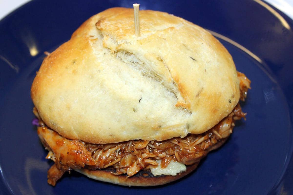 ilustrasi BBQ pulled chicken sliders