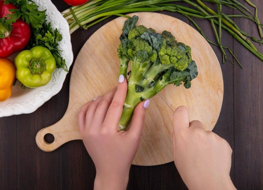 ilustrasi potong batang brokoli 