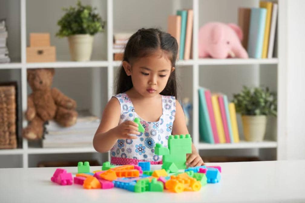 ilustrasi anak kecil sedang bermain