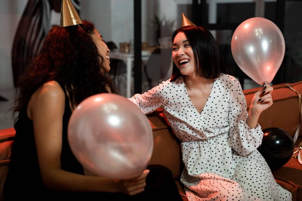 ilustrasi perempuan mengobrol