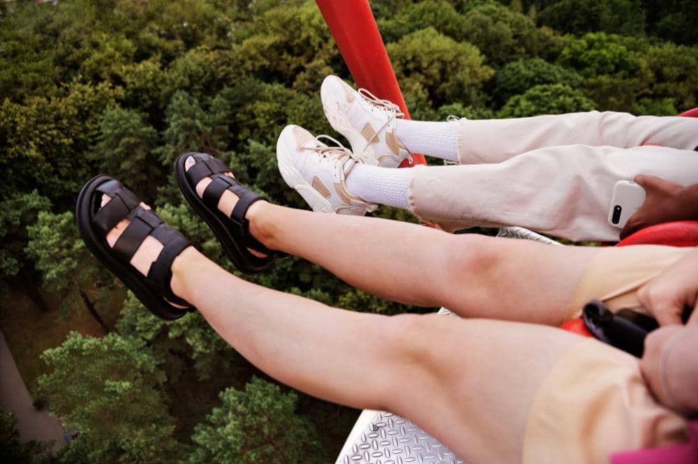 Orang mengenakan sandal