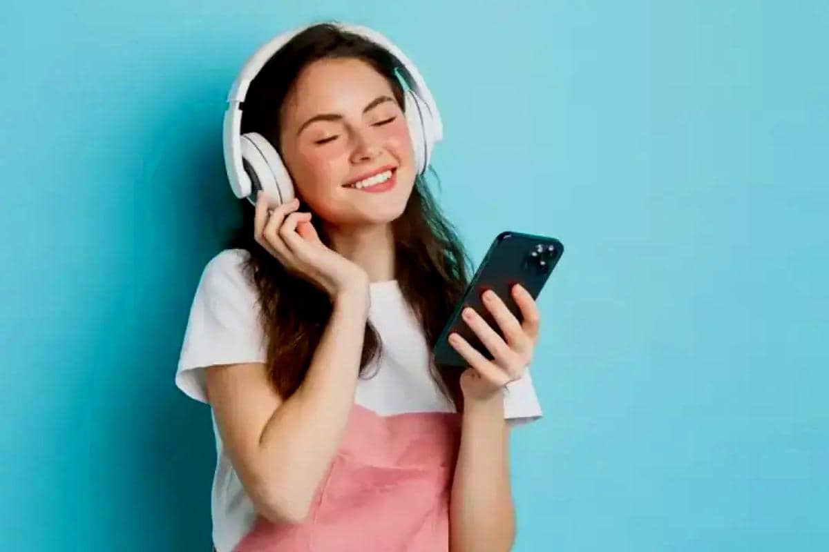 orang senang mendengarkan lagu 