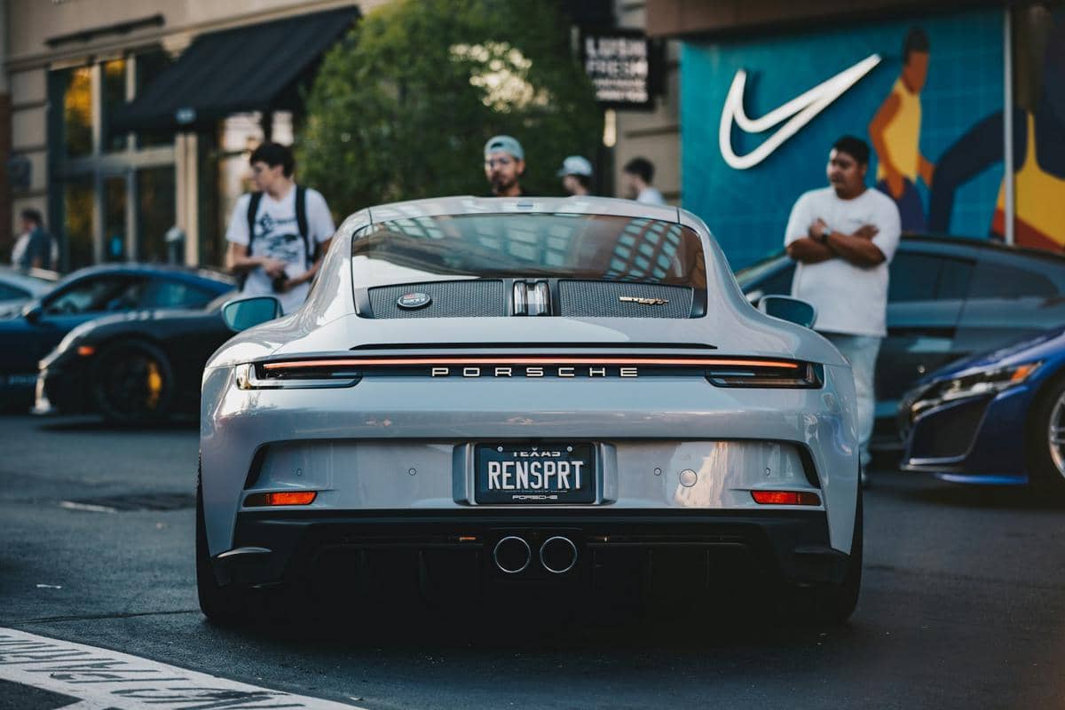 ilustrasi mobil parkir