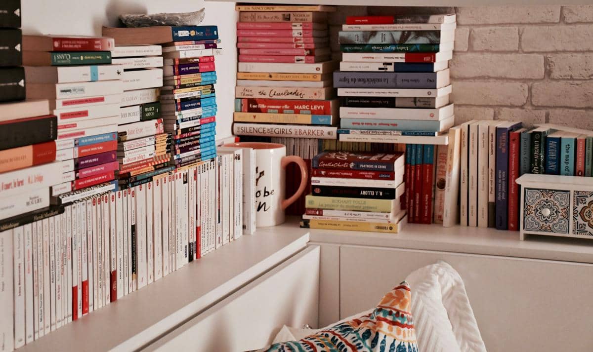 5 Cara Menghilangkan Bau Apek Buku Tanpa Merusak Halaman