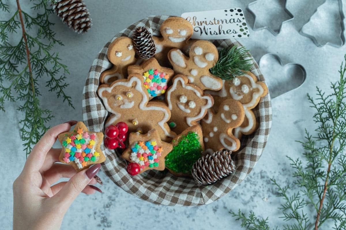Gingerbread, kue kering khas Natal.
