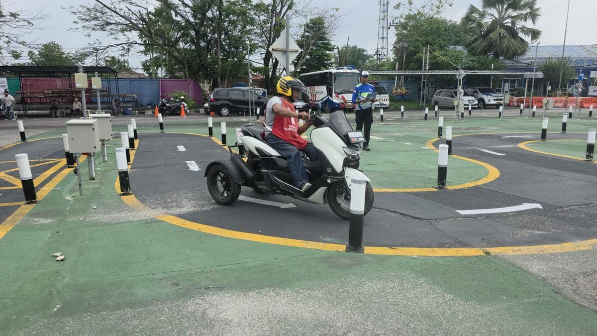 Penyandang Disabilitas saat di uji mengendarai sepeda motor di Kota Pekanbaru