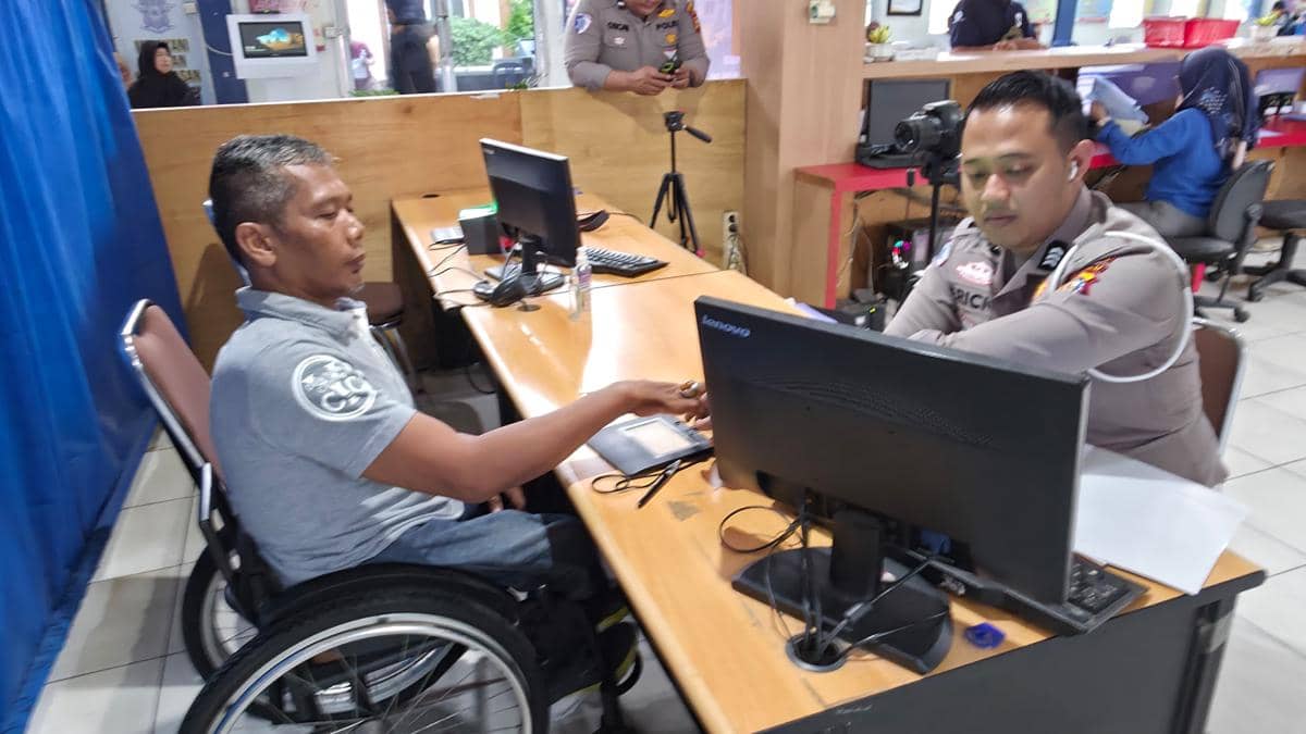 Budi Sutejo, penyandang disabilitas saat mengikuti proses pembuatan SIM D
