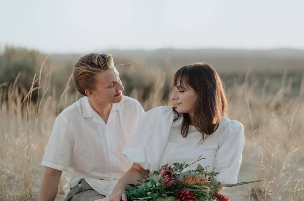 ilustrasi pasangan saling mencintai