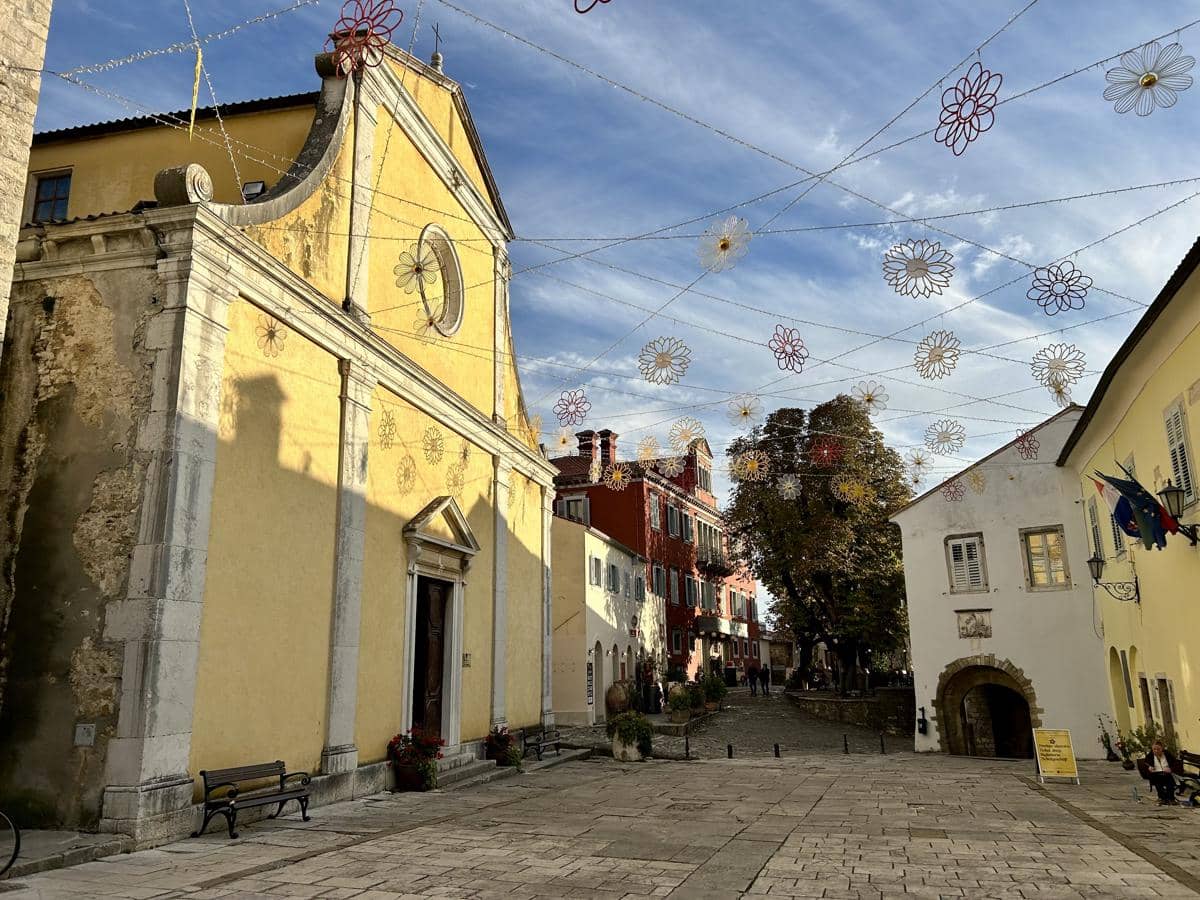 potret alun-alun Trg Andrea Antico di Motovun, kota kelahiran Andrea Antico