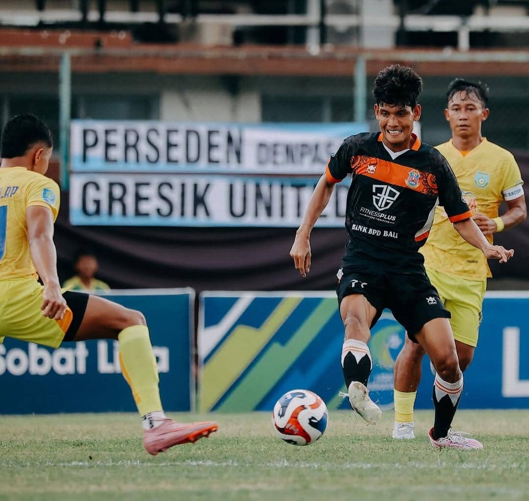 Jalannya pertandingan antara Perseden Denpasar (hitam) dan Gresik United (kuning).