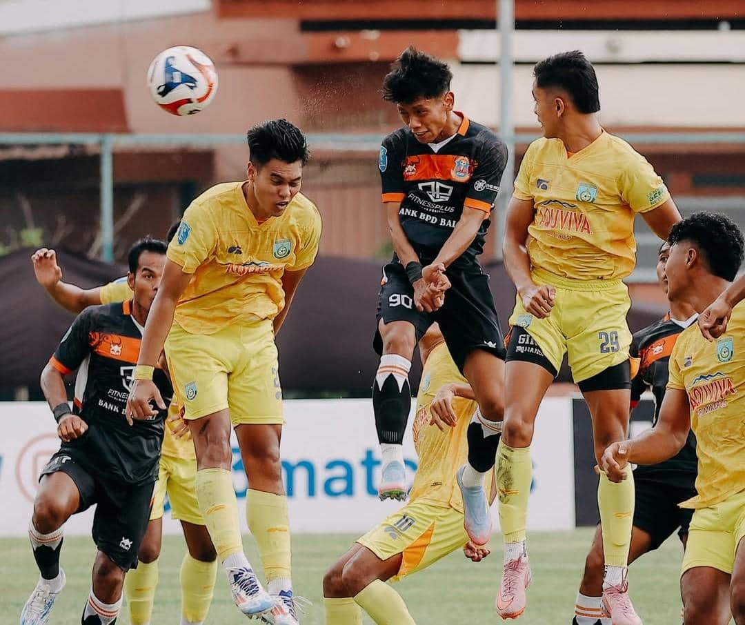 Jalannya pertandingan antara Perseden Denpasar (hitam) dan Gresik United (kuning).