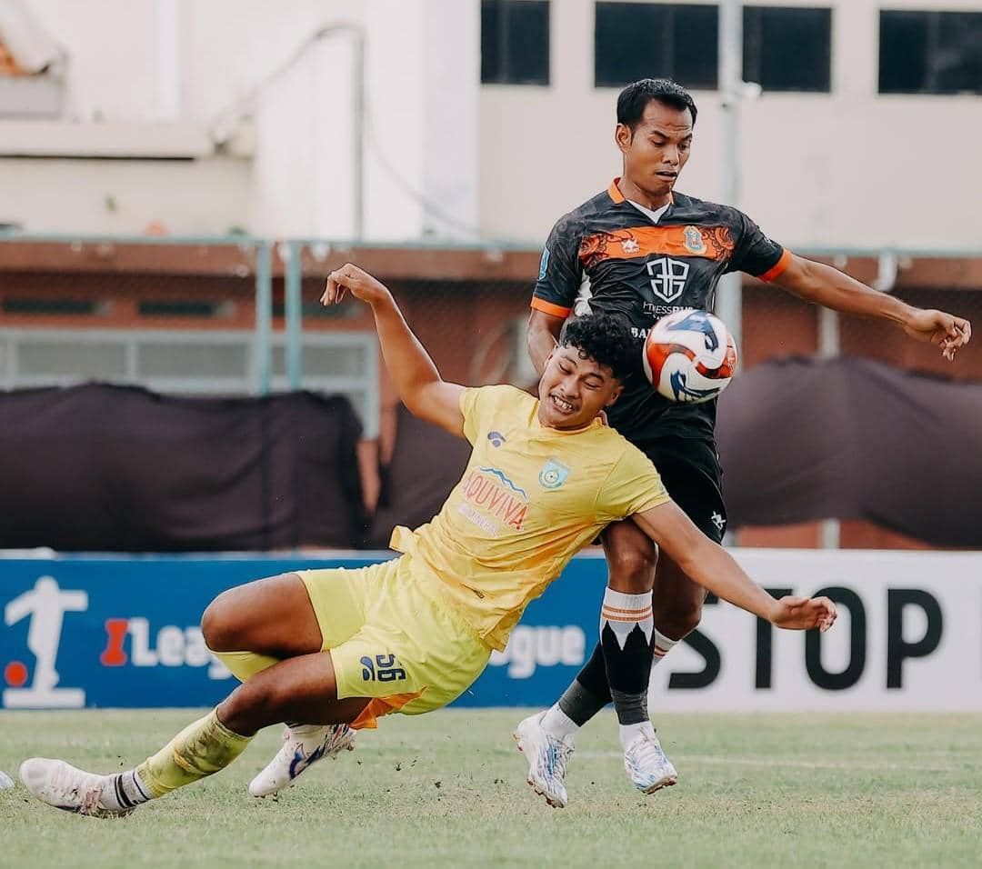 Jalannya pertandingan antara Perseden Denpasar (hitam) dan Gresik United (kuning).