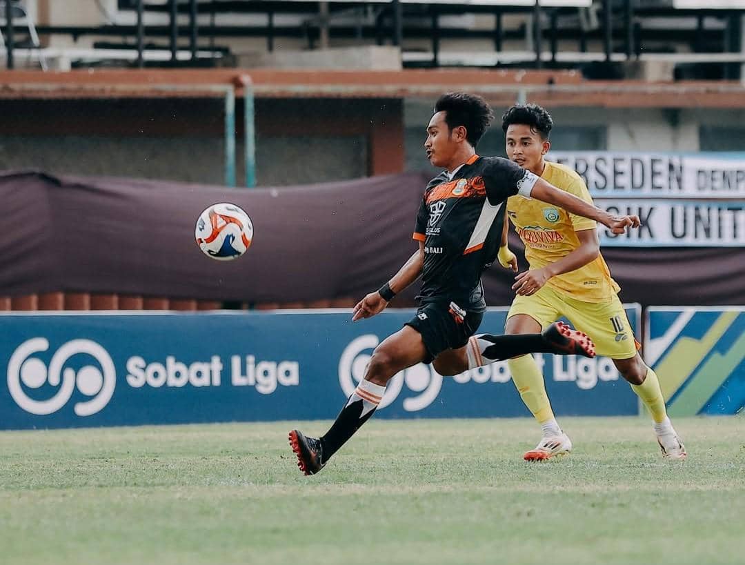Jalannya pertandingan antara Perseden Denpasar (hitam) dan Gresik United (kuning).