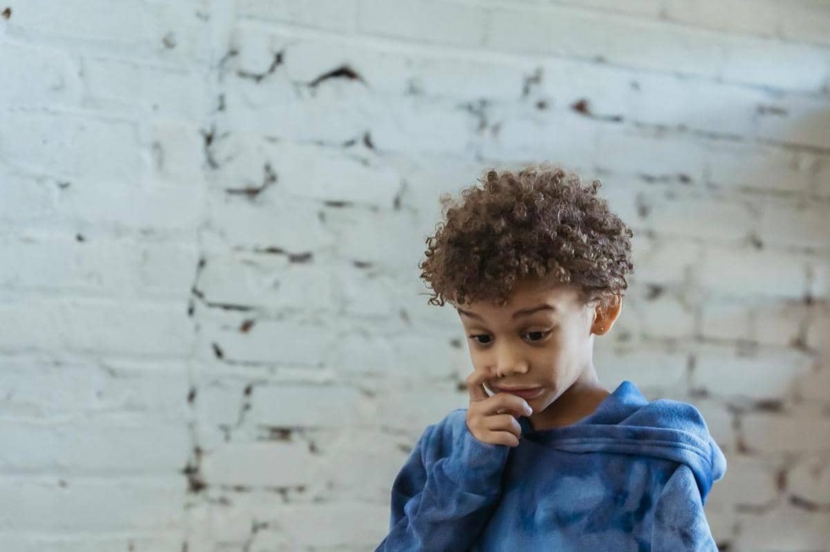 ilustrasi model rambut anak laki-laki ikal