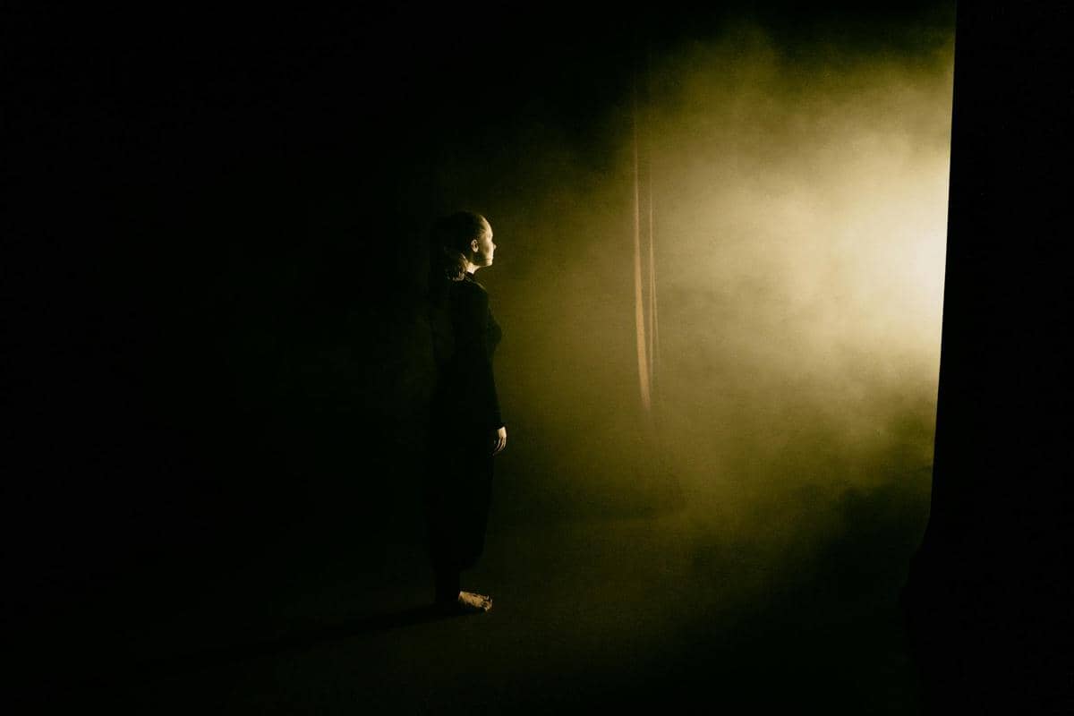 wanita yang bersiap tampil di panggung