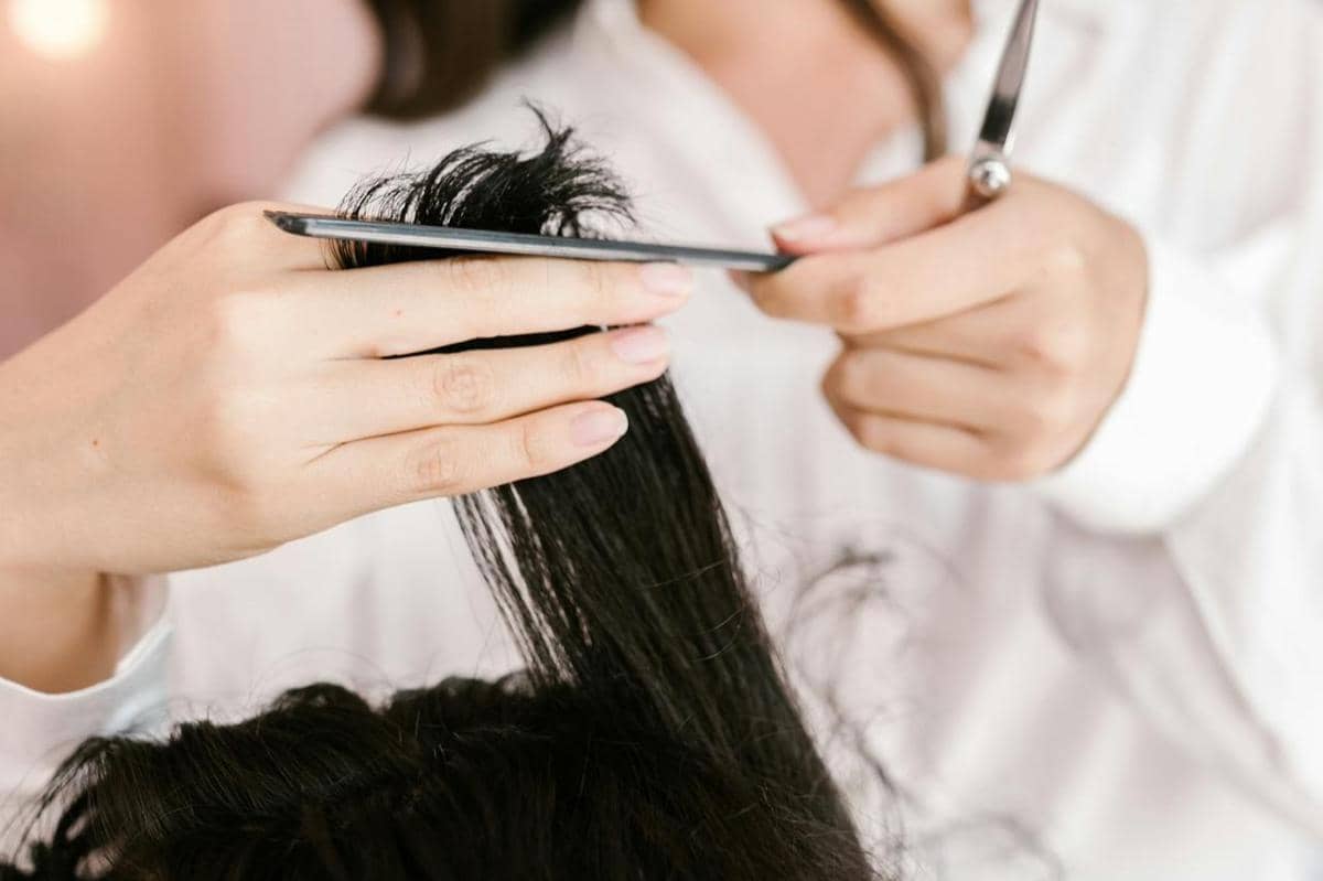 ilustrasi memotong bagian atas rambut