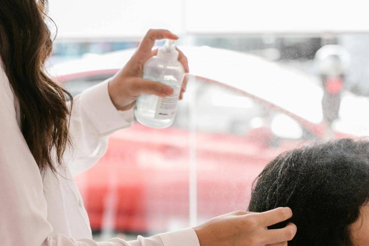 ilustrasi menyemprot rambut sebelum menggunting