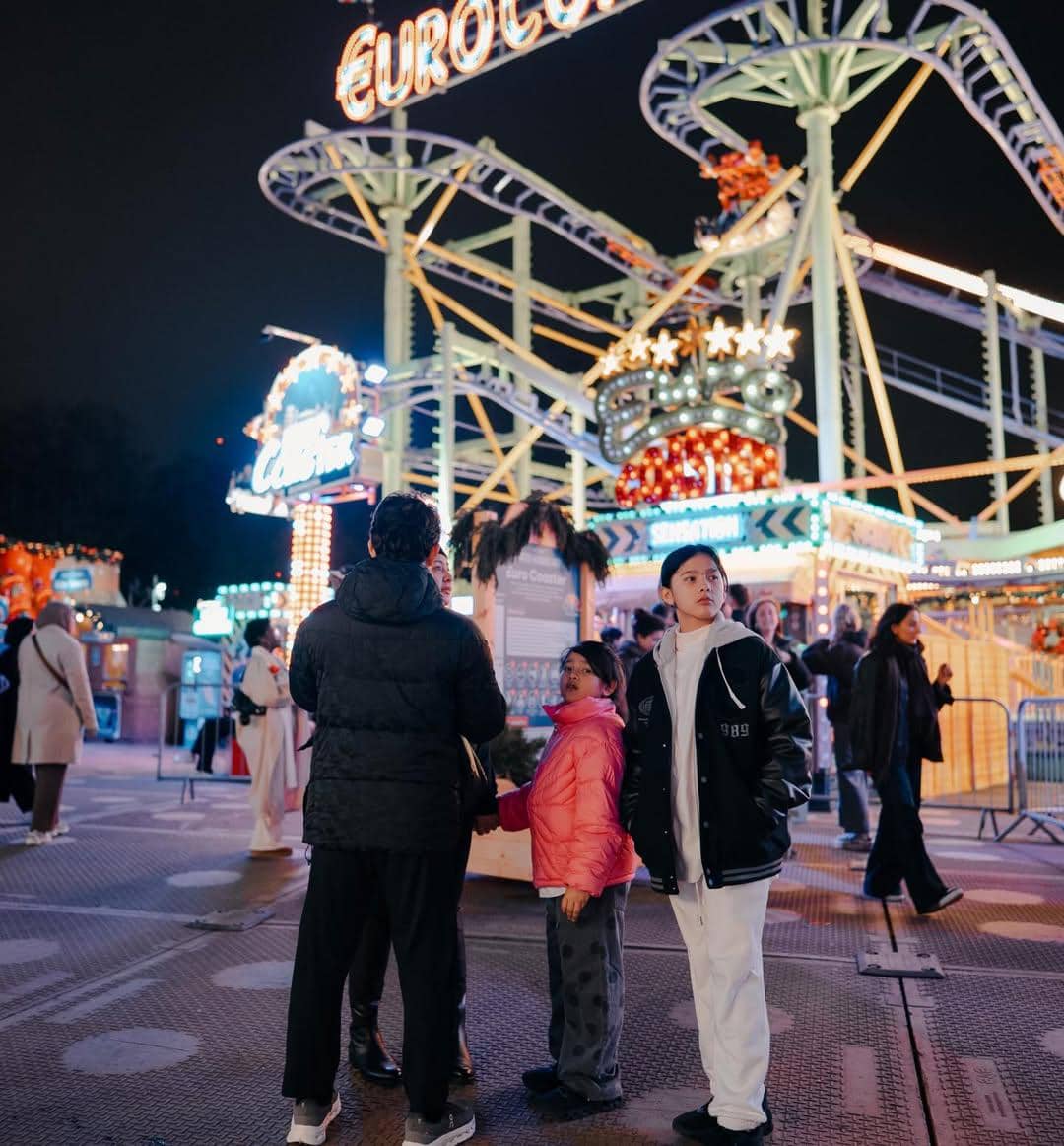Keluarga Audy Item jalan-jalan ke Winter Wonderland