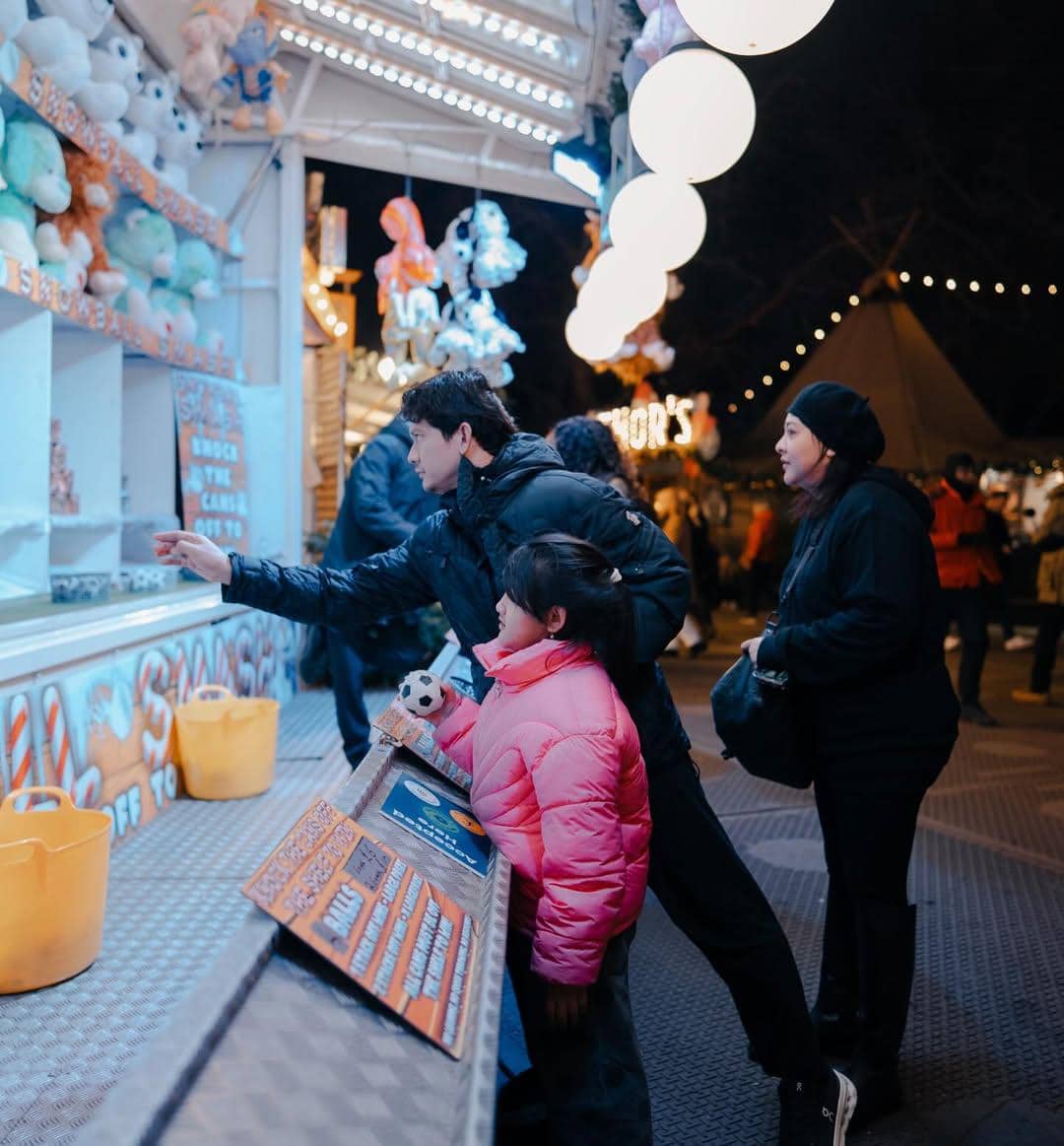 Keluarga Audy Item jalan-jalan ke Winter Wonderland