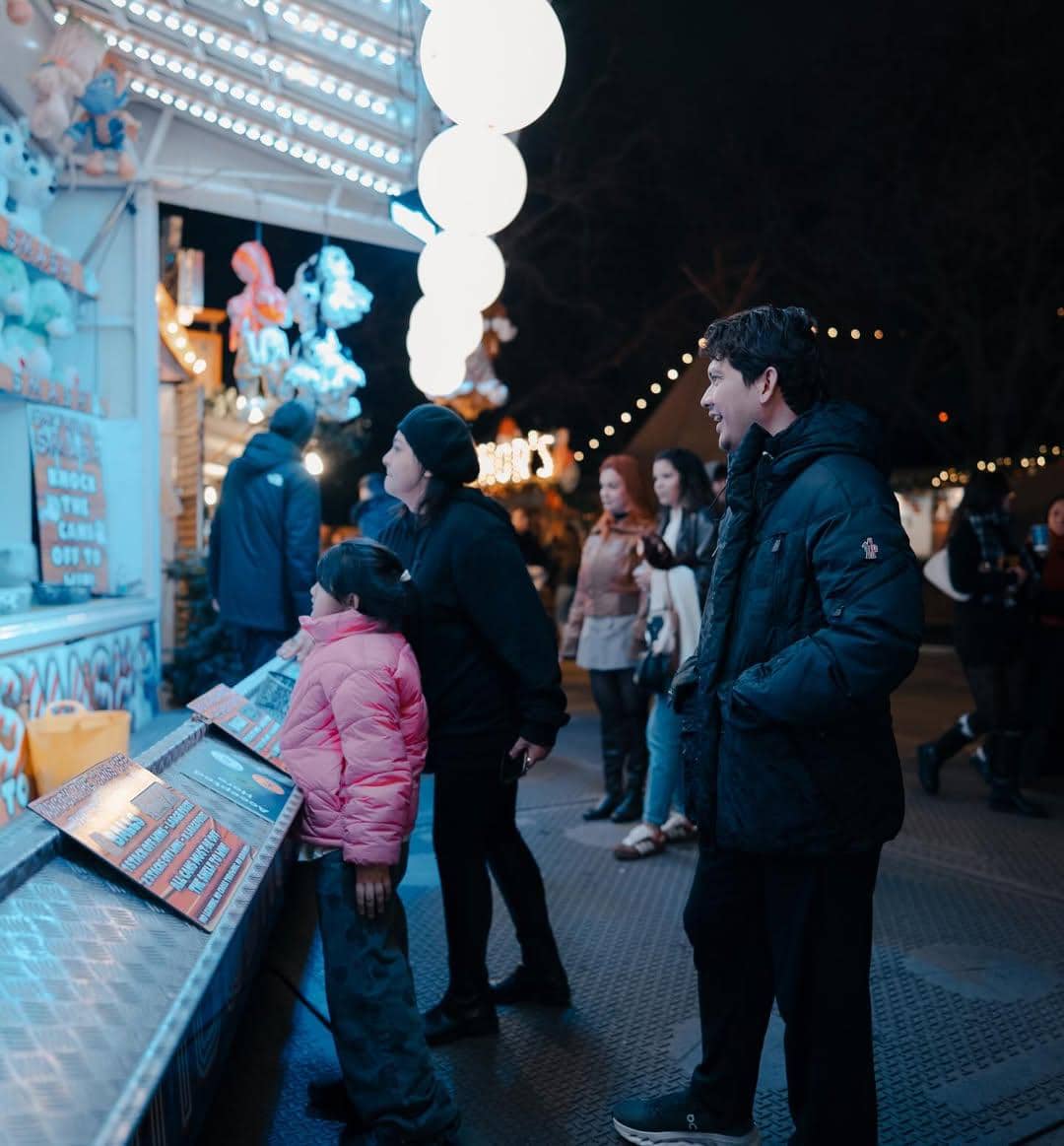 Keluarga Audy Item jalan-jalan ke Winter Wonderland