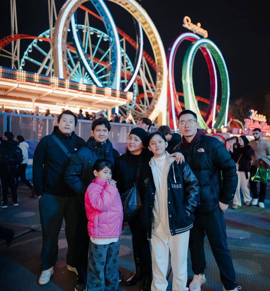 Keluarga Audy Item jalan-jalan ke Winter Wonderland