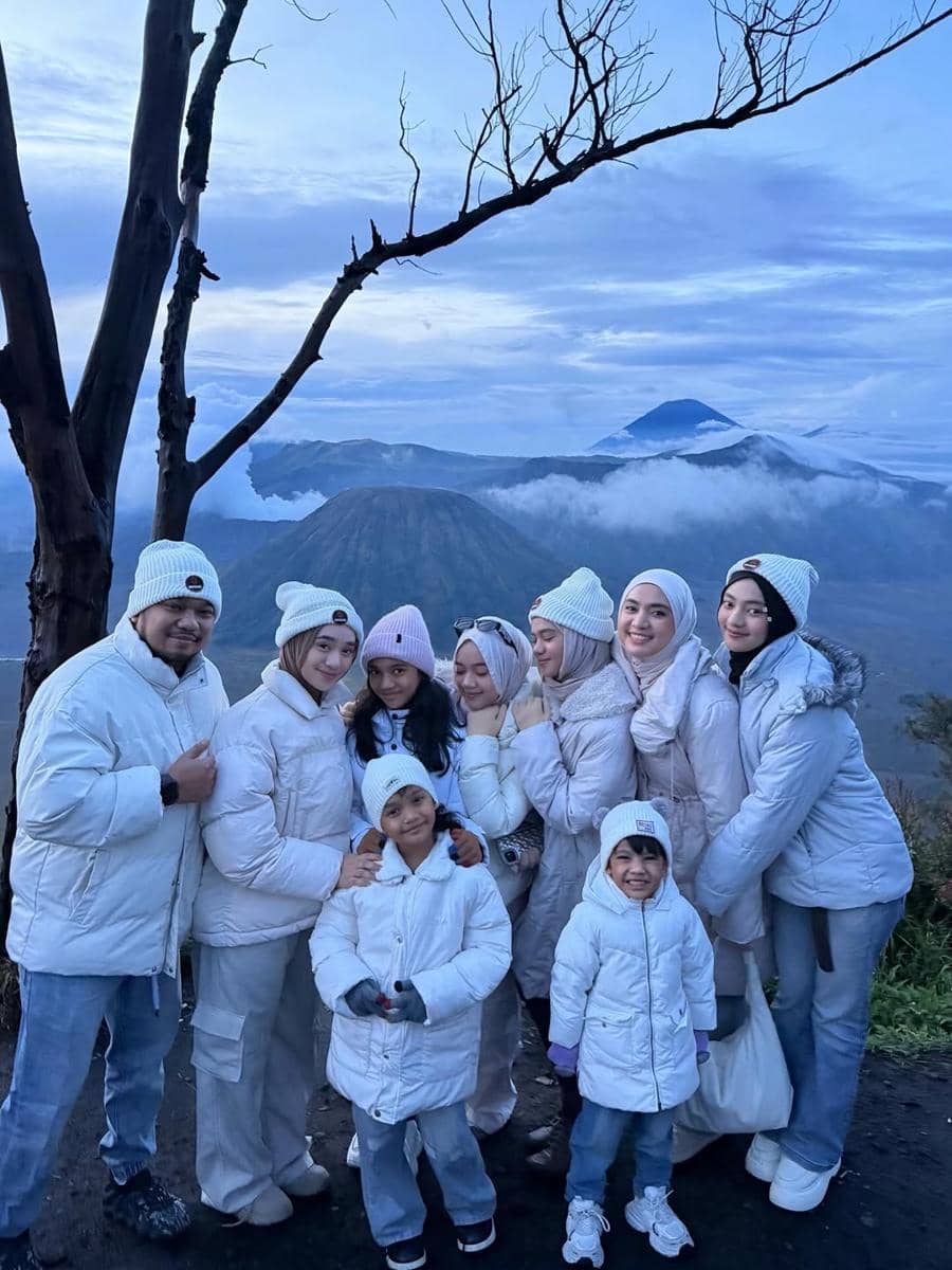 Nabila Taqiyyah dan keluarga liburan ke Gunung Bromo