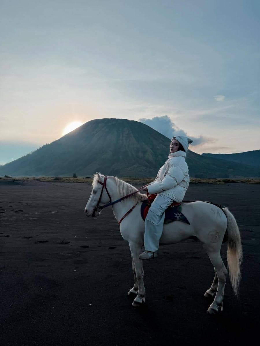Nabila Taqiyyah dan keluarga liburan ke Gunung Bromo