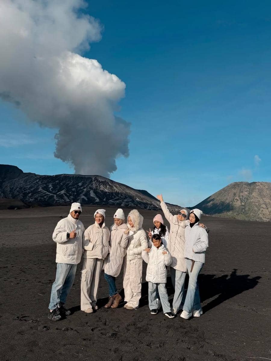 Nabila Taqiyyah dan keluarga liburan ke Gunung Bromo