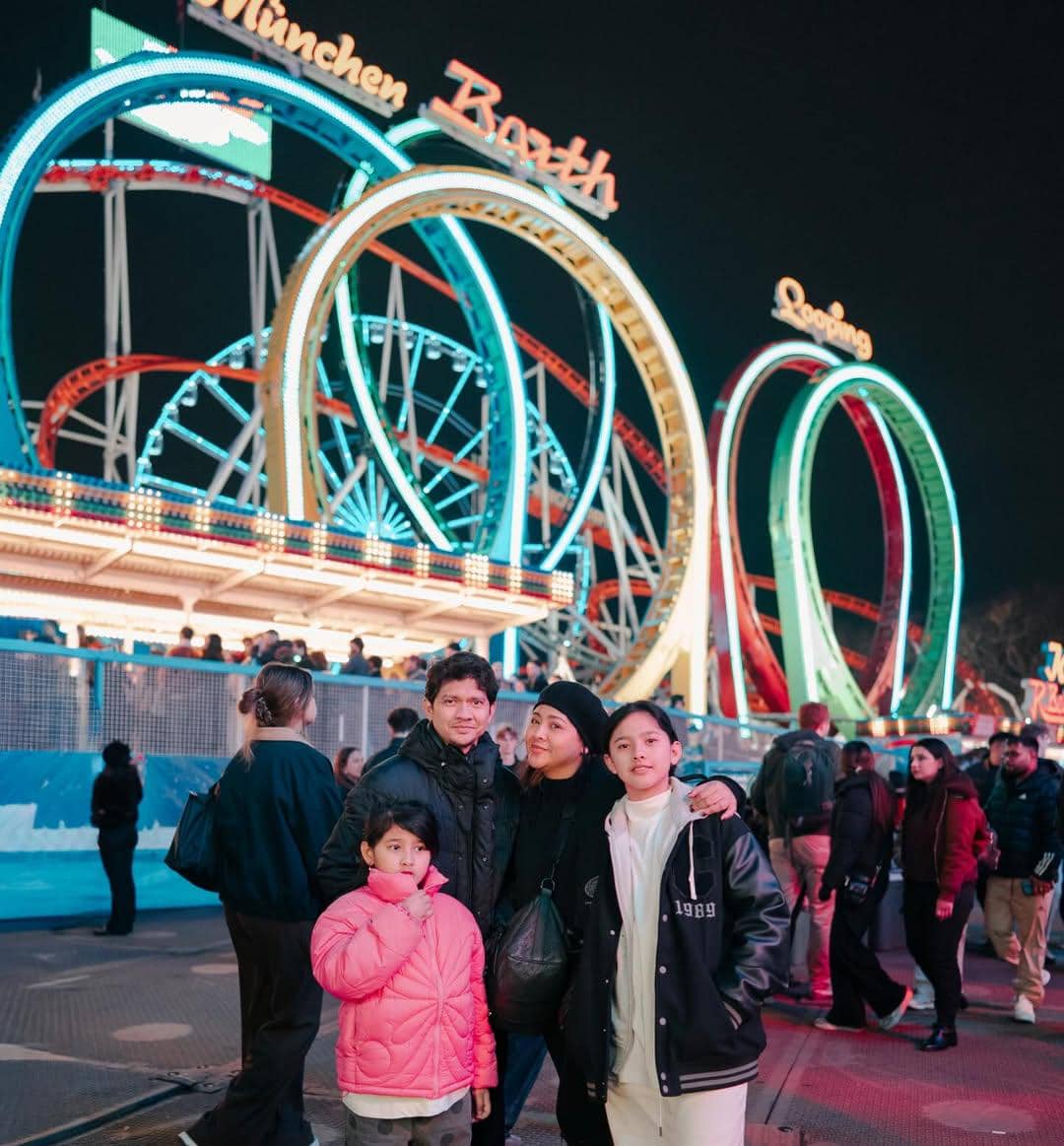 Keluarga Audy Item jalan-jalan ke Winter Wonderland