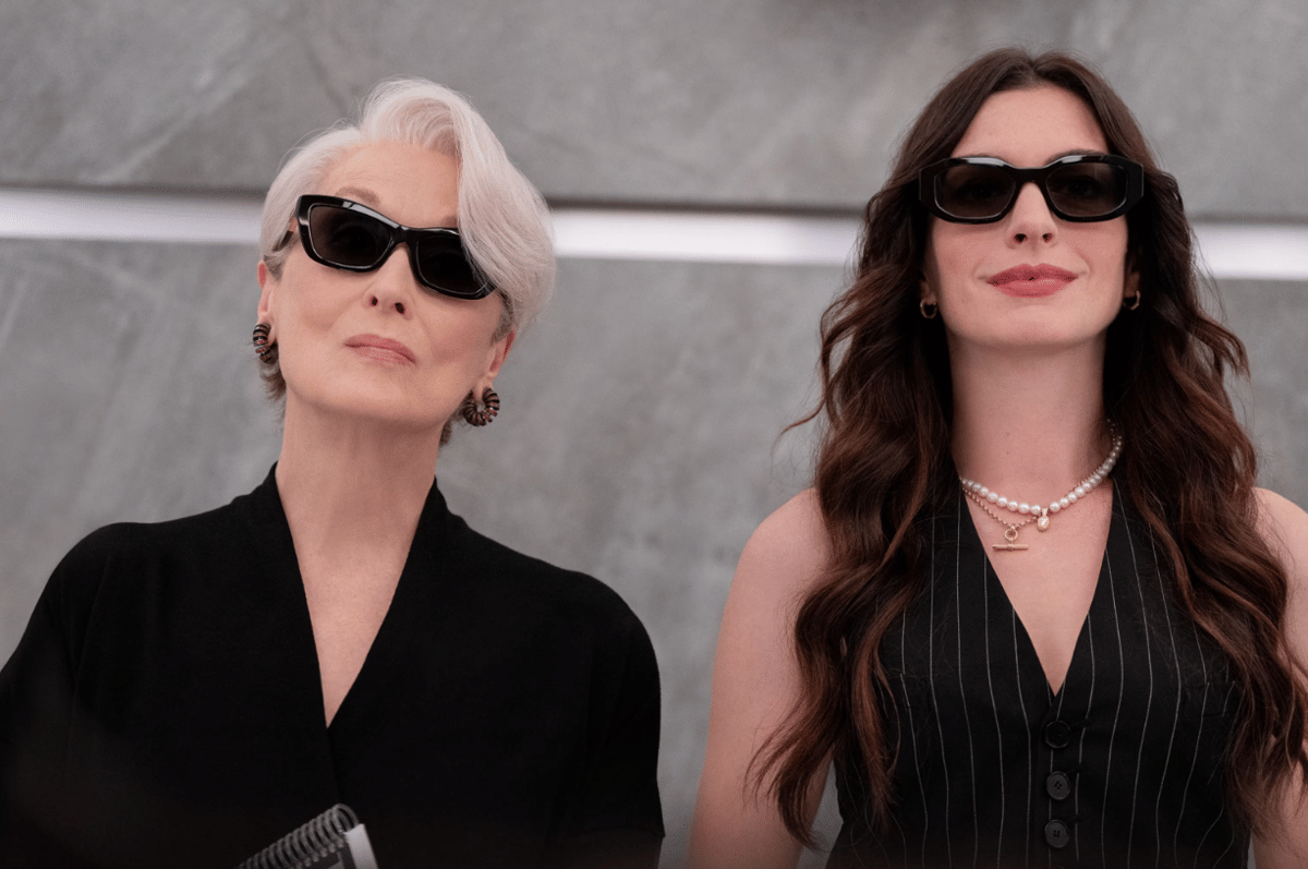 Anne Hathaway (kanan)  dalam The Devil Wears Prada 2