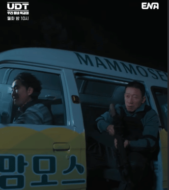 cuplikan drama Heroes Next Door