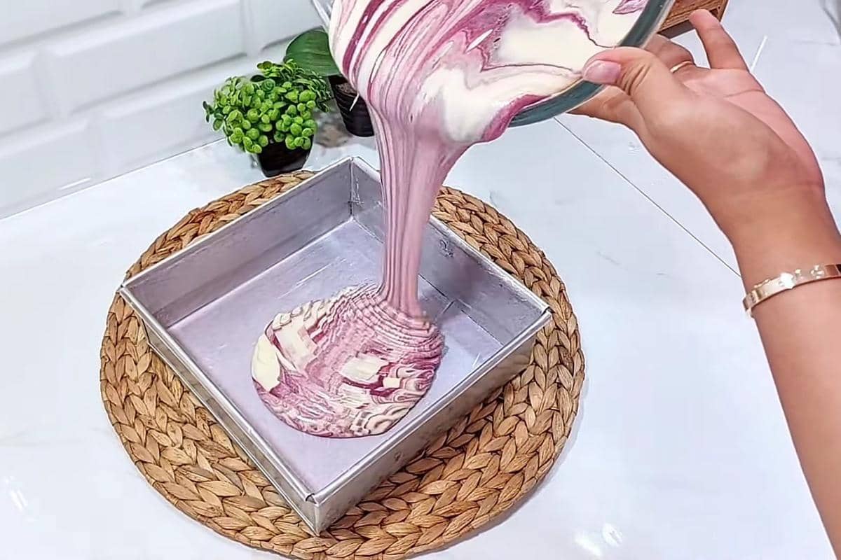 ilustrasi menuangkan adonan bolu marble taro