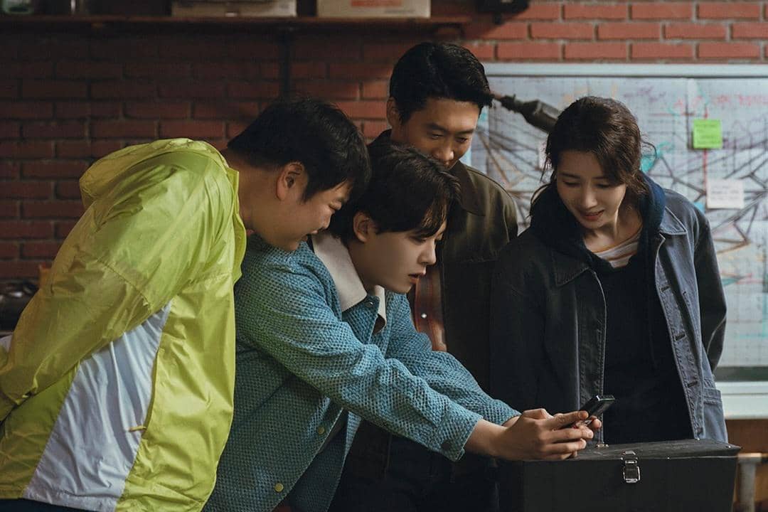 cuplikan Heroes Next Door