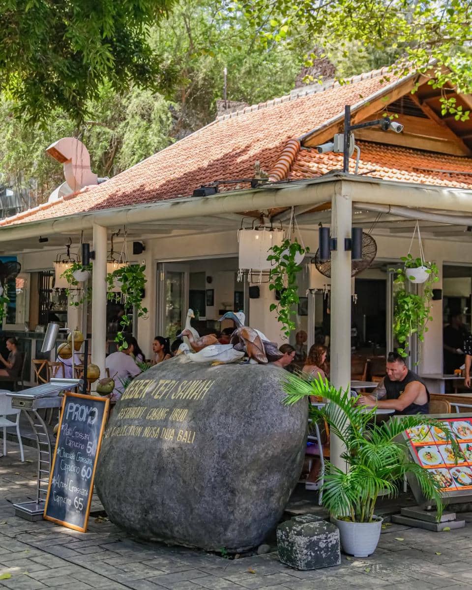 salah satu tempat makan di Bali Collection 