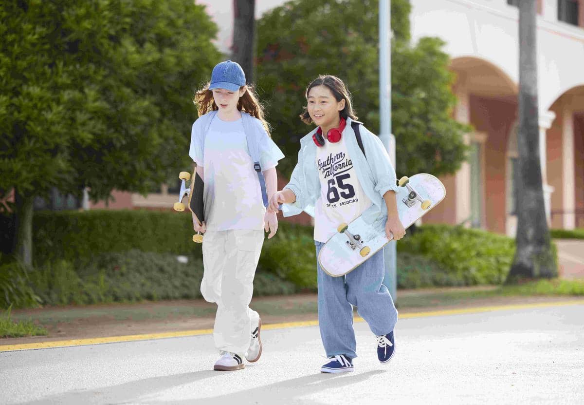 ilustrasi dua orang anak memegang skateboard