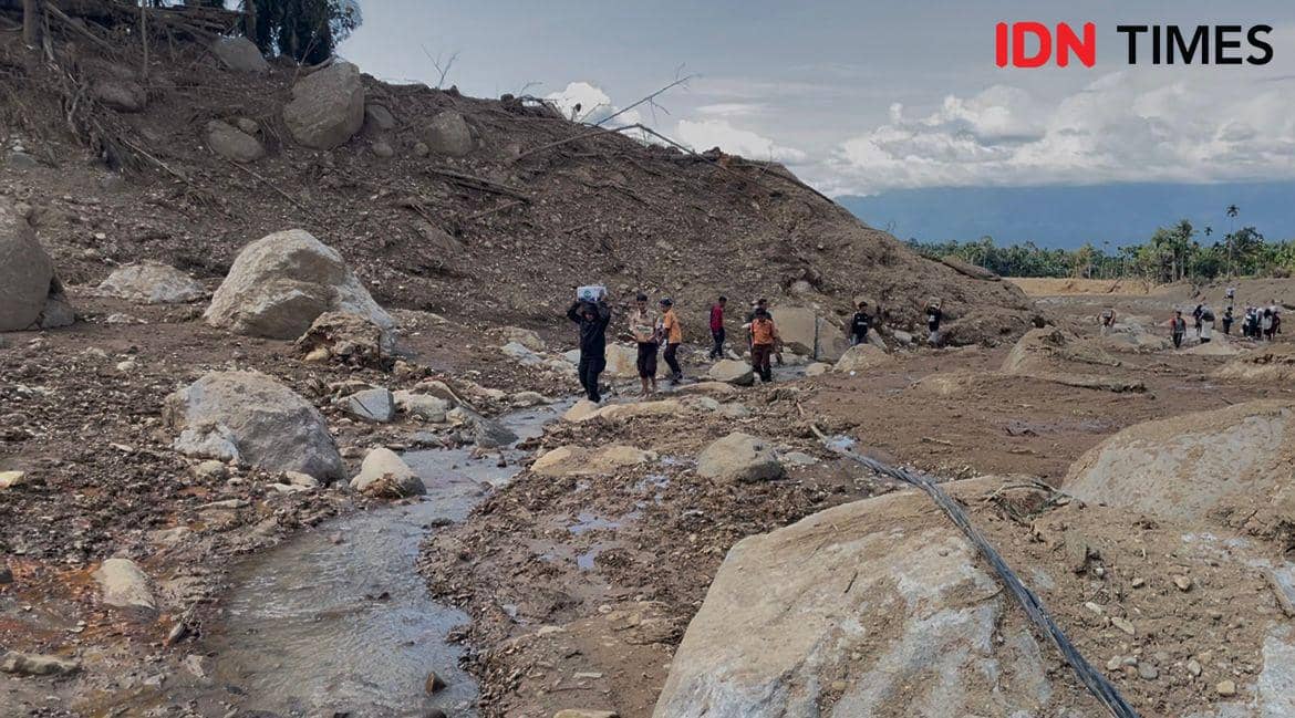 Warga di daerah Palembayan, Kabupaten Agam mengangkut bantuan yang diberikan oleh para dermawan (Foto: IDN Times/Halbert Caniago)