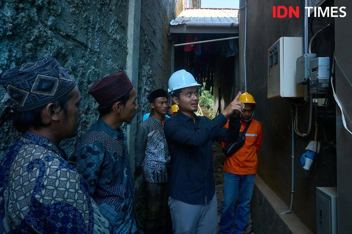Sejumlah santri menyimak penjelasan dari petugas teknisi Pembangkit Listrik Tenaga Surya (PLTS) mengenai teknologi energi terbarukan beserta sistem kelistrikannya di Pondok Pesantren Salafiyah Ar Roudloh di Desa Babadan, Limpung, Kabupaten Batang, Senin (6/10/2025). Transfer ilmu pengetahuan dan teknologi hijau ke lingkungan pesantren menjadi langkah strategis mempersiapkan generasi muda pesantren sebagai agen perubahan dalam transisi energi di Indonesia. (IDN Times/Dhana Kencana)