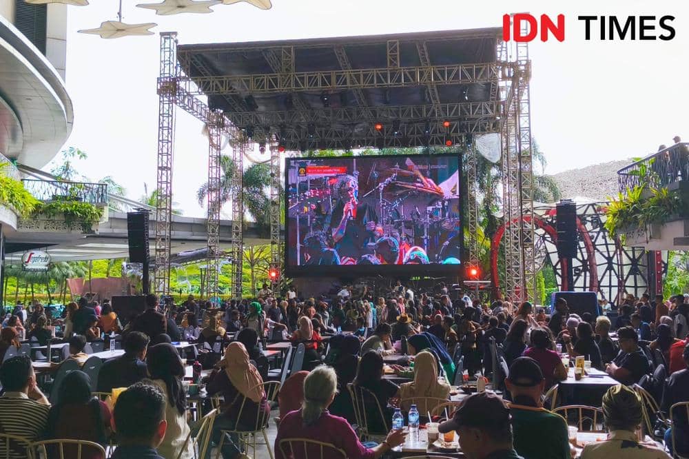 Suasana konser amal kedua 100 Musisi Heal Sumatra di Kemang, Jakarta Selatan, Selasa (16/12/2025)