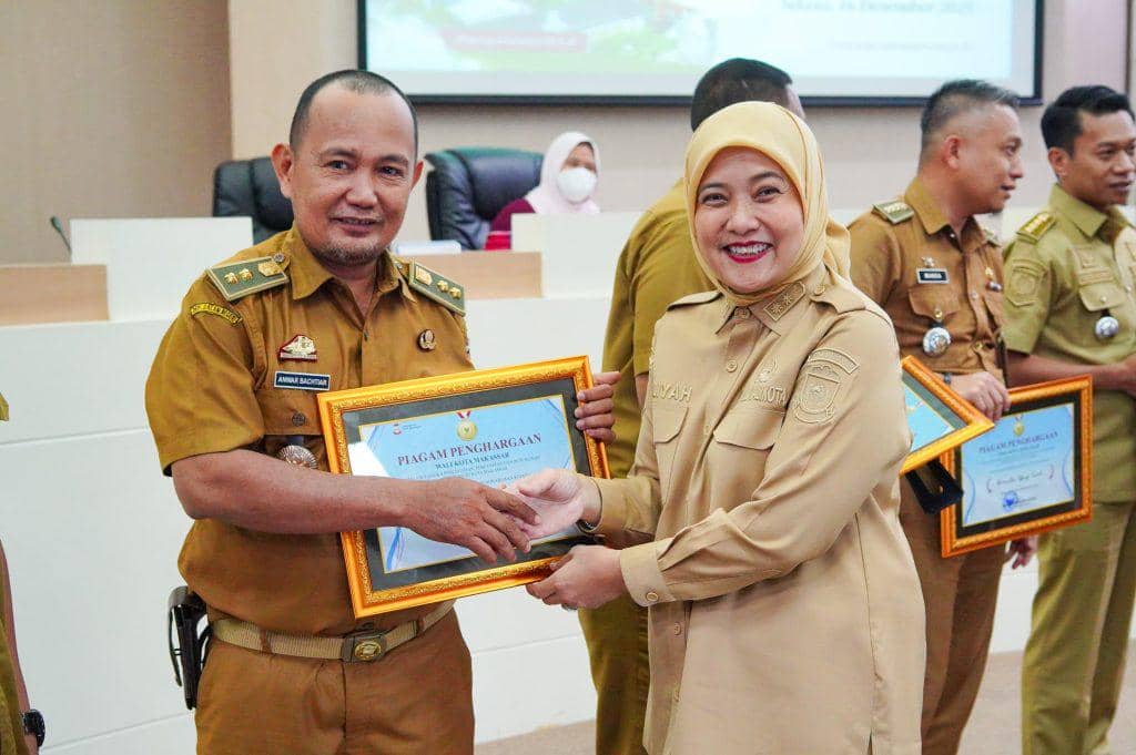 Wakil Wali Kota Makassar Aliyah Mustika Ilham memberikan penghargaan Pemerintah Kota kepada kecamatan dan kelurahan yang dianggap berhasil dalam program penanganan stunting. (Dok. Humas Pemkot Makassar)