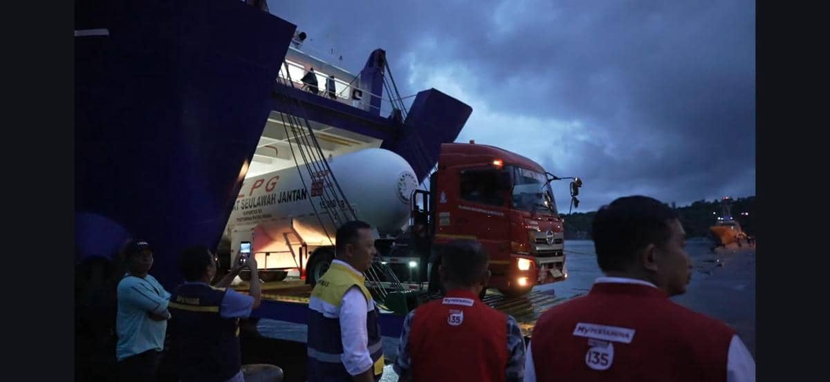 PT Pertamina (Persero) melalui PT Pertamina Patra Niaga menyalurkan pengiriman elpiji melalui jalur laut dengan menyeberangkan mobil tangki LPG (skid tank) dari Lhokseumawe ke Banda Aceh.