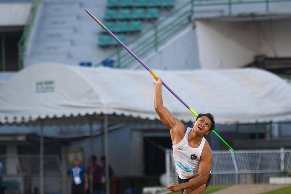 Pelempar lembing Indonesia Abdul Hafiz bereaksi usai melakukan lemparan dalam nomor lempar lembing putra SEA Games 2025 Thailand di Suphachalasai Stadium, Bangkok, Senin (15/12/2025) (ANTARA FOTO/Muhammad Ramdan)