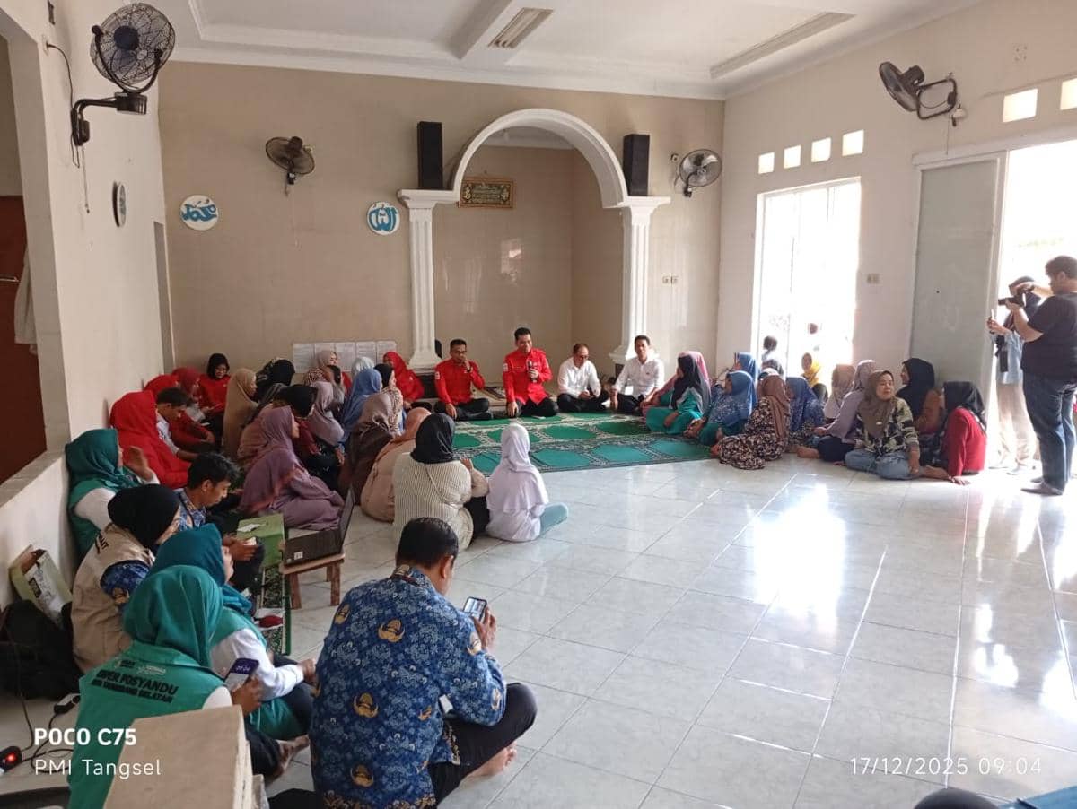 PMI Kota Tangsel Salurkan Air Minum untuk Warga Sekitar TPA Cipeucang (Dok. PMI Tangsel)